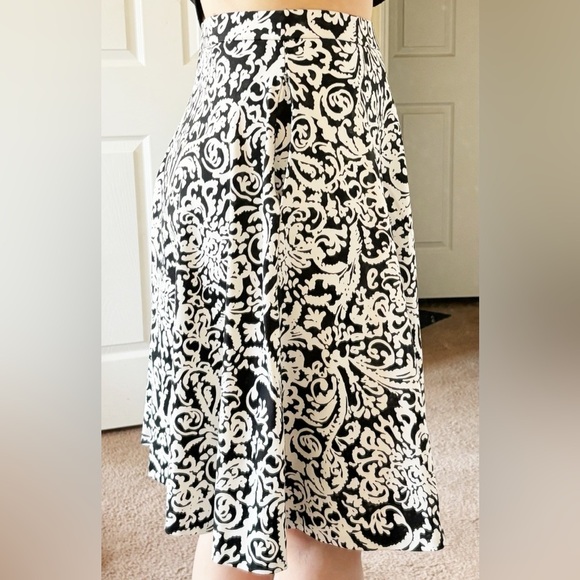 Used Adrienne Vittadini Black & White Paisley Print Full Midi Skirt in Size S - Picture 6 of 9